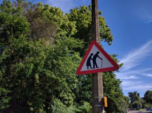 Schild mit einem alten Paar