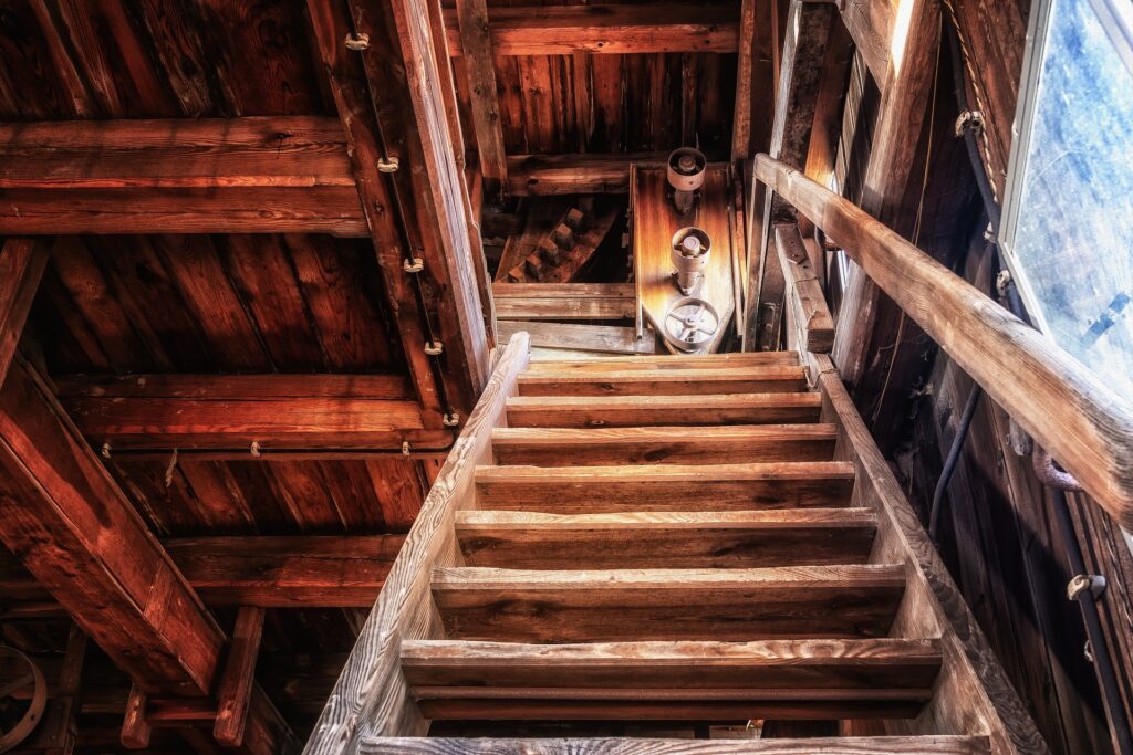 Altes Holzhaus mit steiler Treppe