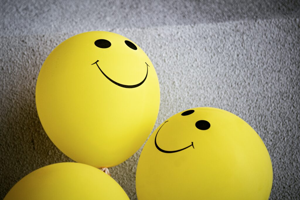 Lachende Emojis signalisieren Optimismus