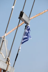 Griechische Fahne an Segelschiff